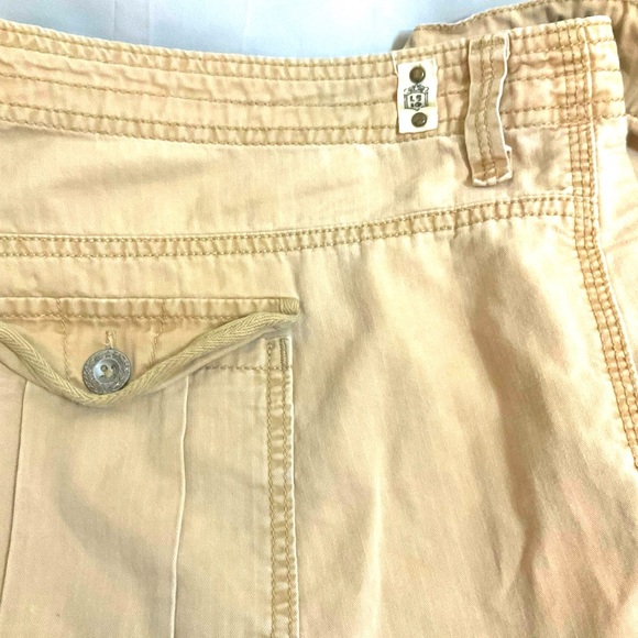 Levi’s Cargo Capris - Picture 5 of 8